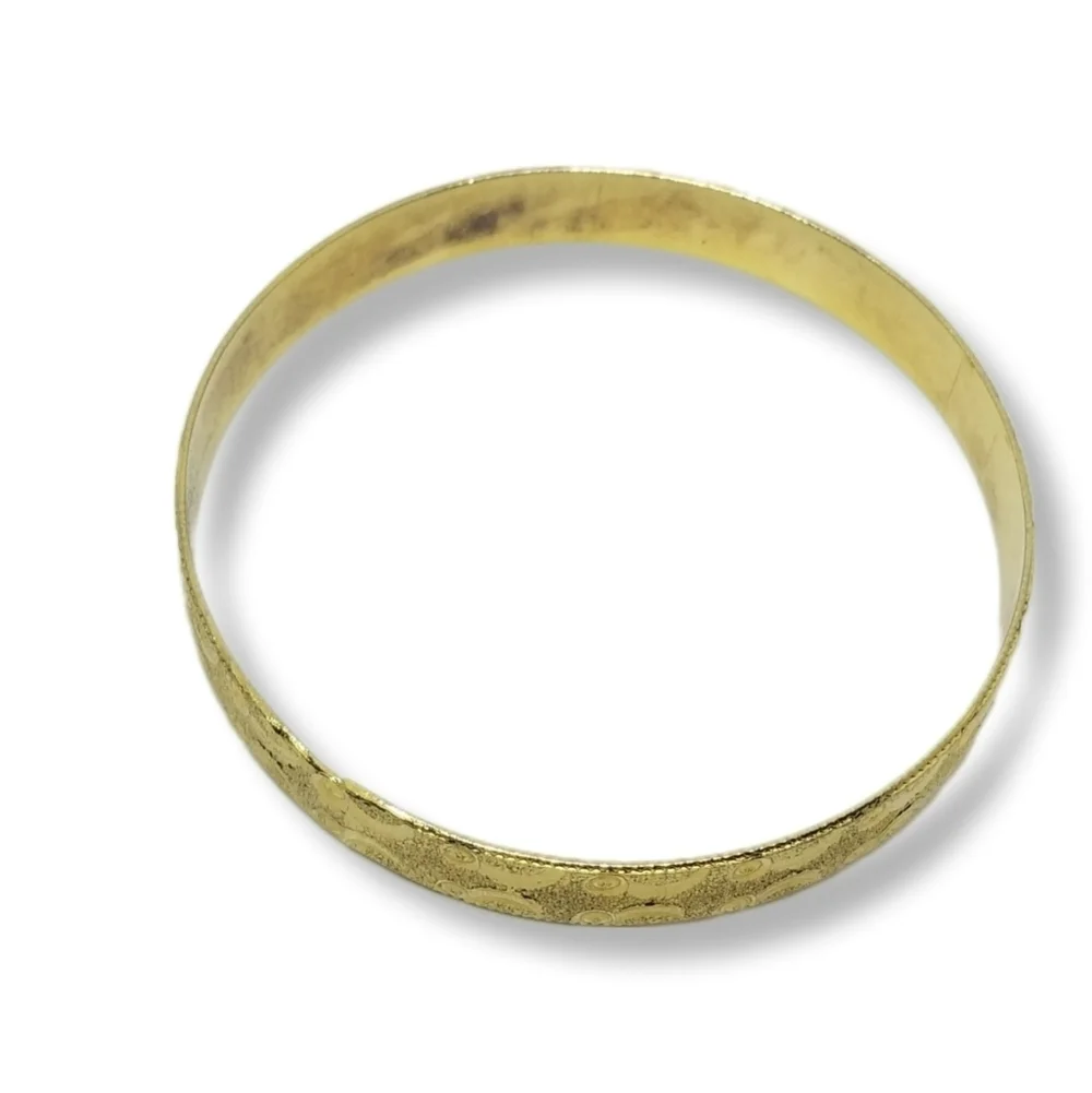VINTAGE GOLDPLATED BANGLE BRACELET WITH DIAMOND CUT DESIGN DETAIL